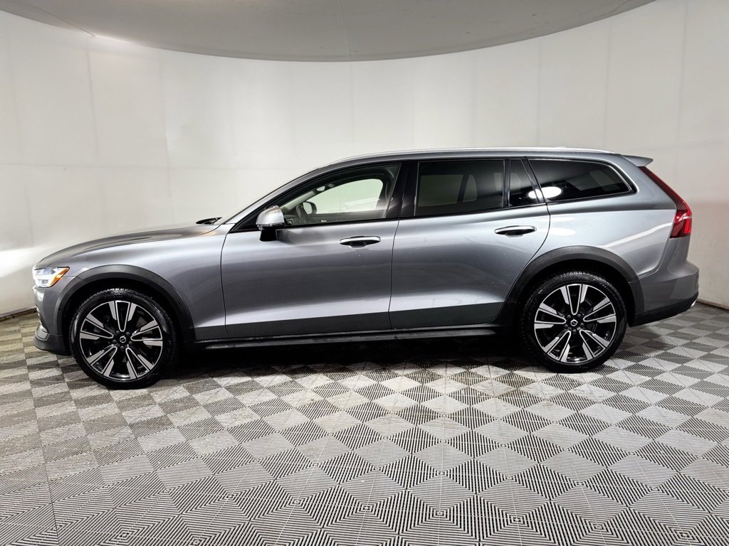 Used 2021 Volvo V60 T5 Cross Country w/ Climate Package image 3