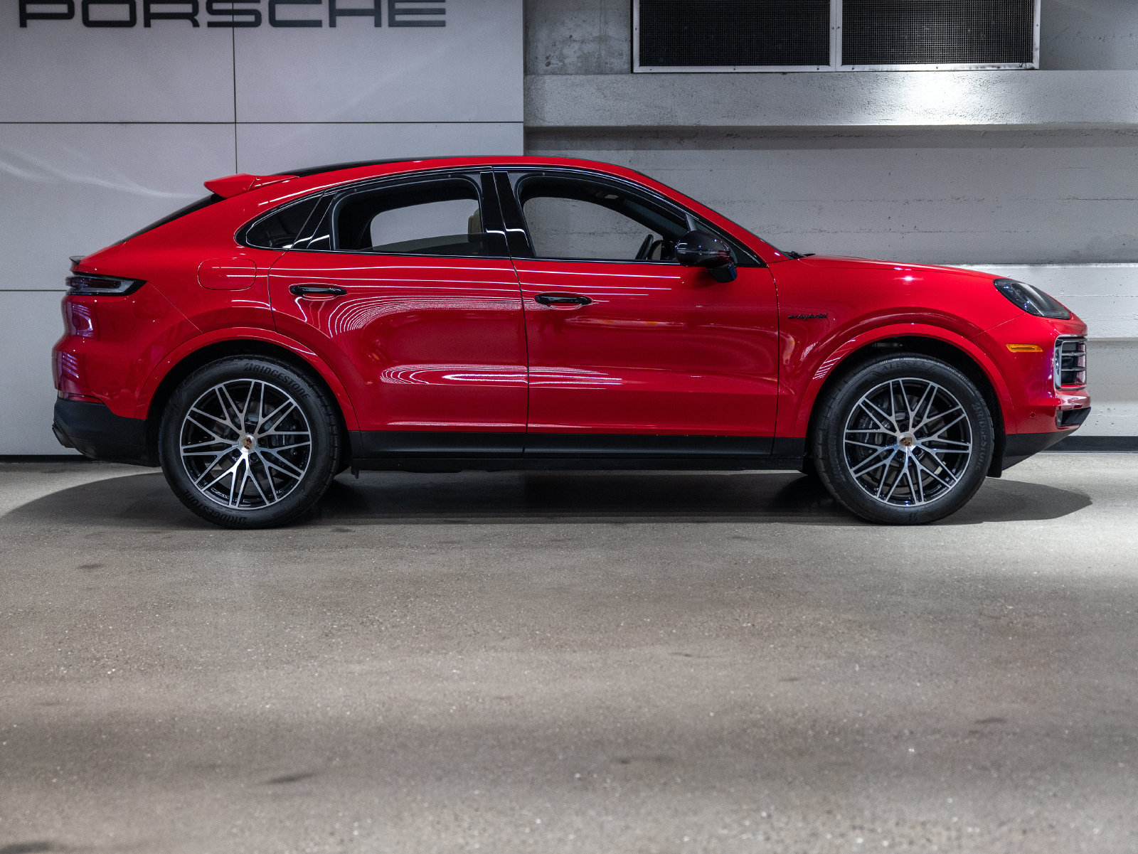 Certified 2025 Porsche Cayenne E-Hybrid Coupe AWD/4WD image 18