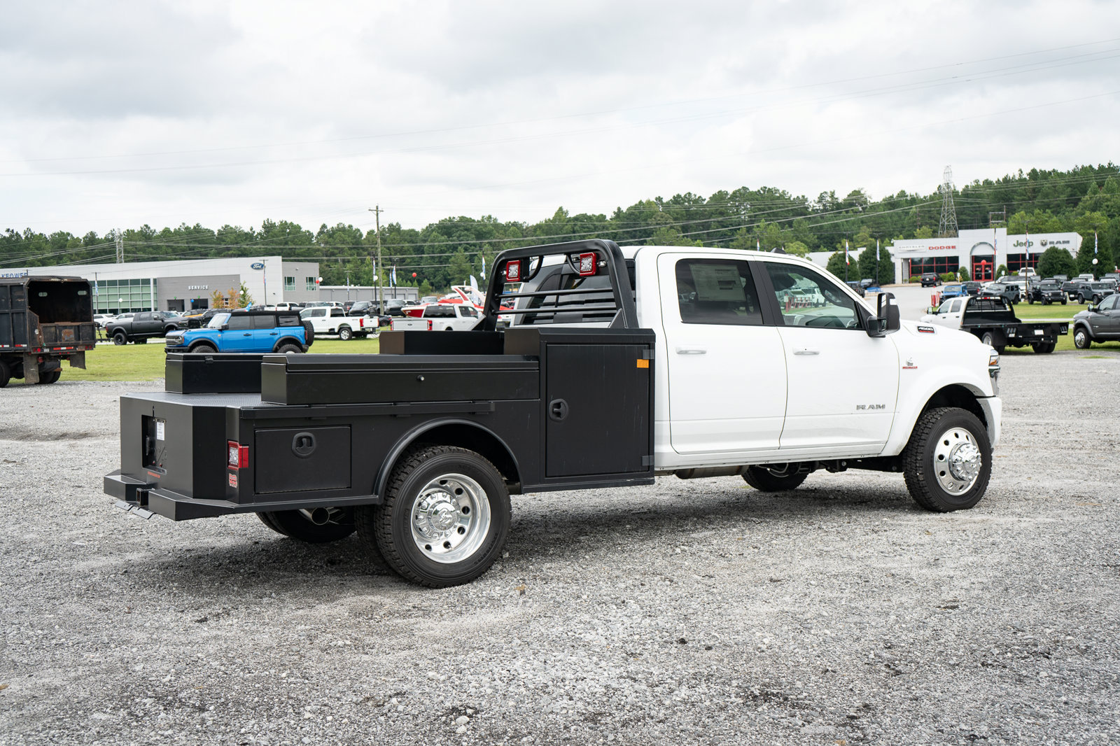 New 2026 RAM 4500 4x4 Crew Cab DRW w/ Laramie Trim Package image 23