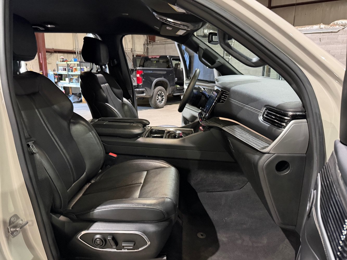 Used 2022 Jeep Wagoneer Series III RWD image 26