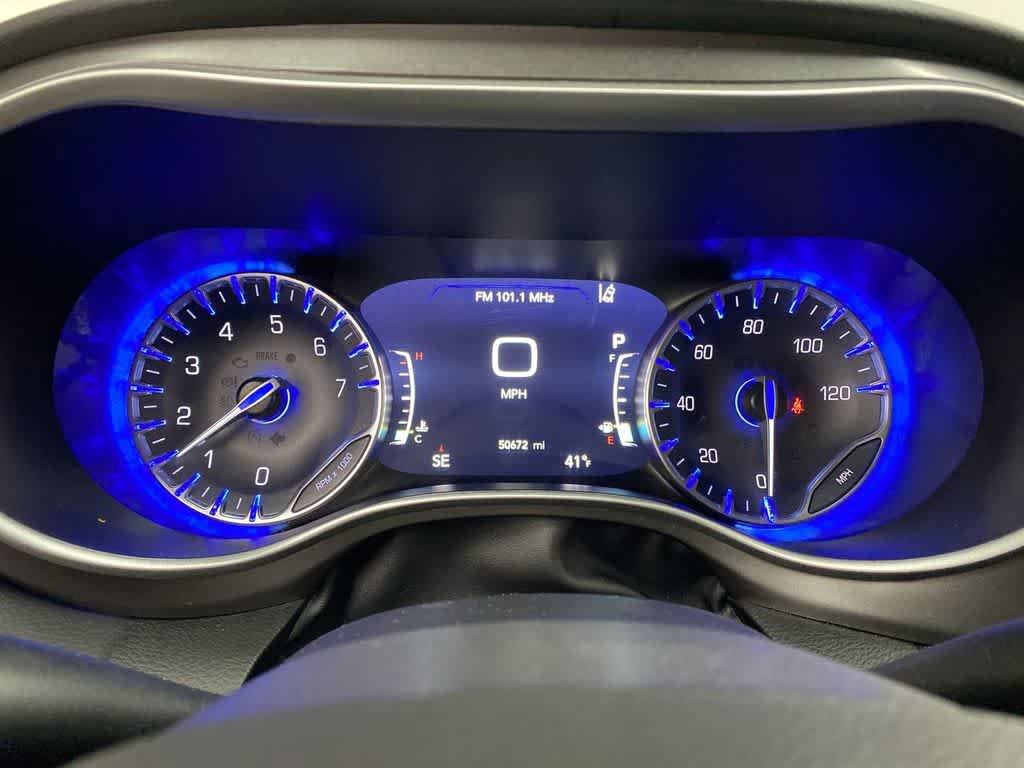 Used 2024 Chrysler Pacifica Touring-L image 27