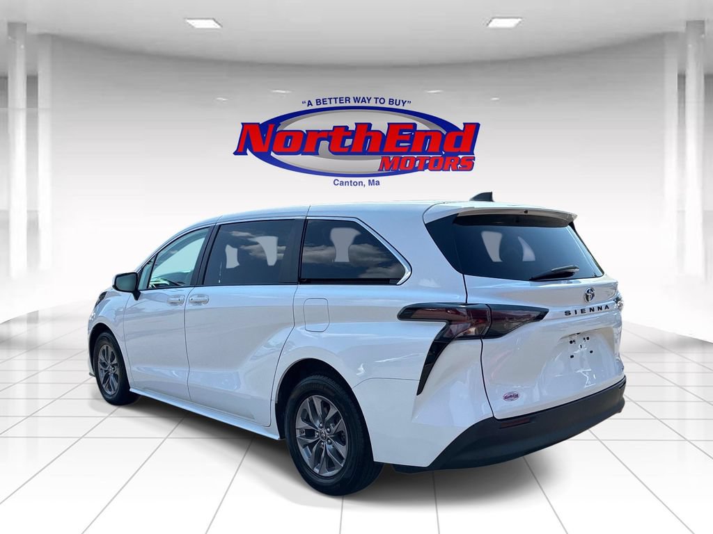Used 2023 Toyota Sienna LE FWD image 5