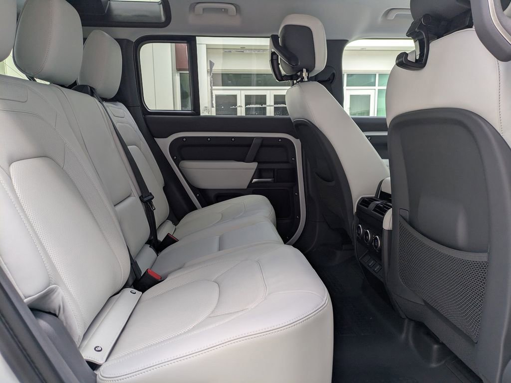 New 2026 Land Rover Defender 110 X-Dynamic SE image 15