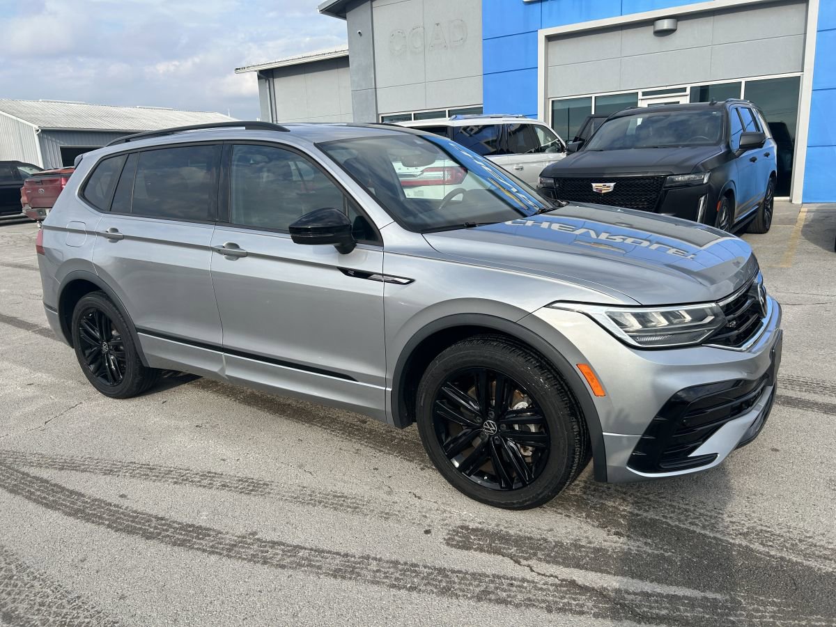 Used 2022 Volkswagen Tiguan SE R-Line image 2