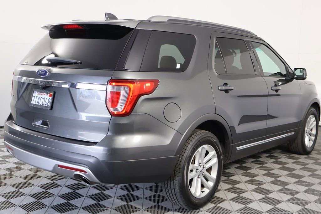 Used 2017 Ford Explorer XLT w/ Equipment Group 202A image 4