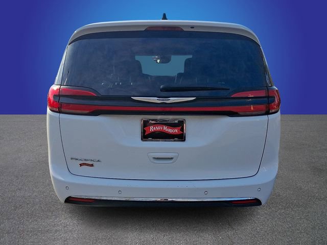 Used 2024 Chrysler Pacifica Touring-L image 5