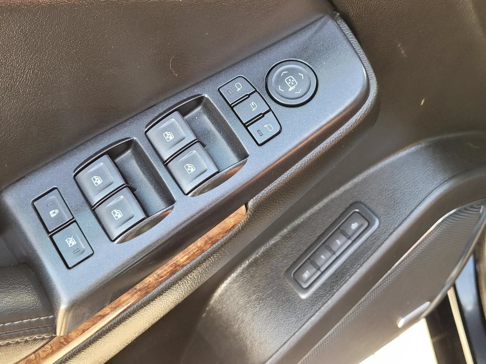 Used 2019 Chevrolet Suburban Premier w/ Premier Plus Edition RWD image 25
