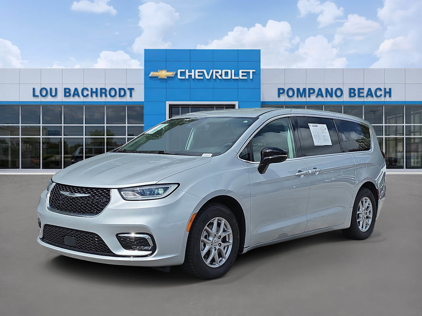 Used 2024 Chrysler Pacifica Touring-L FWD image 3