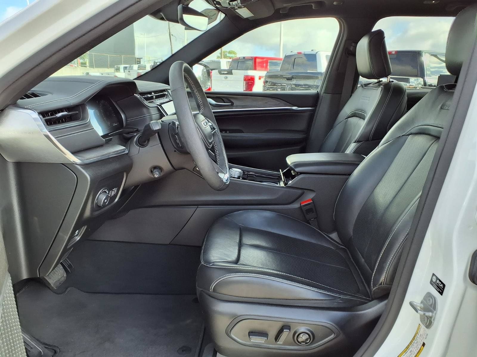 Used 2023 Jeep Grand Cherokee Overland RWD image 17