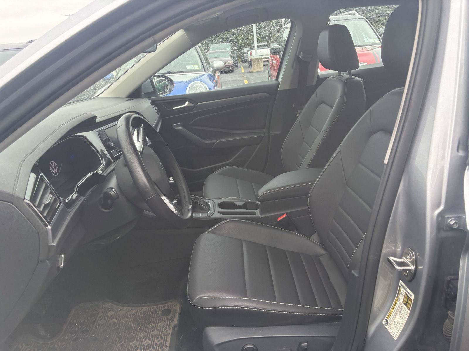 Used 2024 Volkswagen Jetta SE w/ Panoramic Sunroof Package FWD image 9