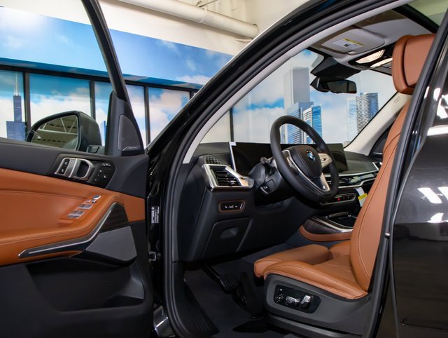 Used 2025 BMW X7 xDrive40i w/ Premium Package image 13