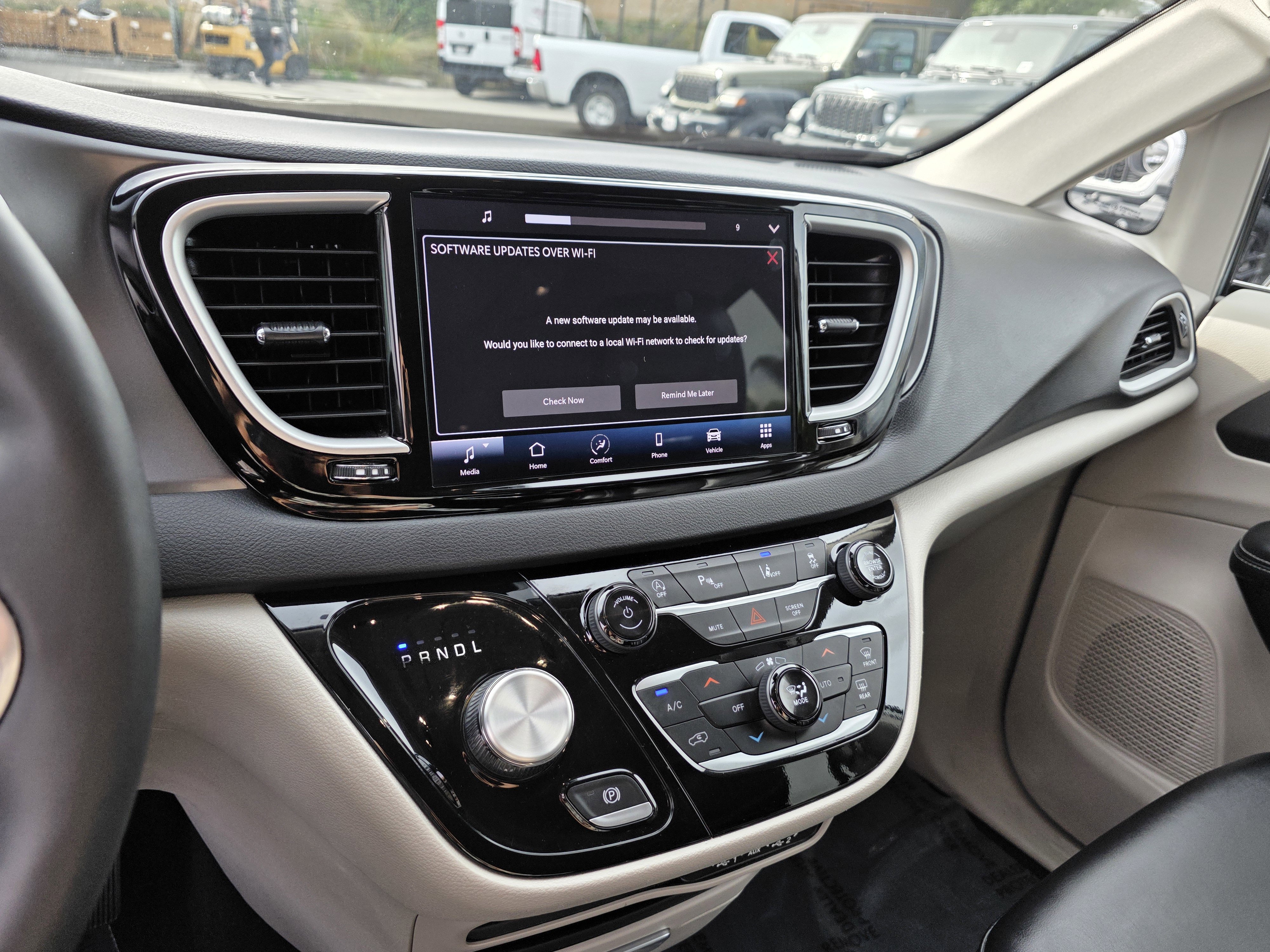 Certified 2024 Chrysler Pacifica Touring-L image 15