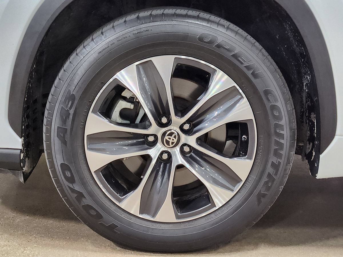 Used 2022 Toyota Highlander XLE FWD image 28