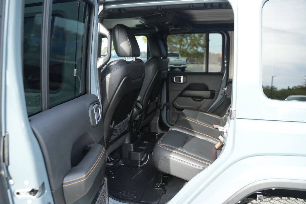 Used 2024 Jeep Wrangler Unlimited Sahara w/ Safety Group AWD/4WD image 16