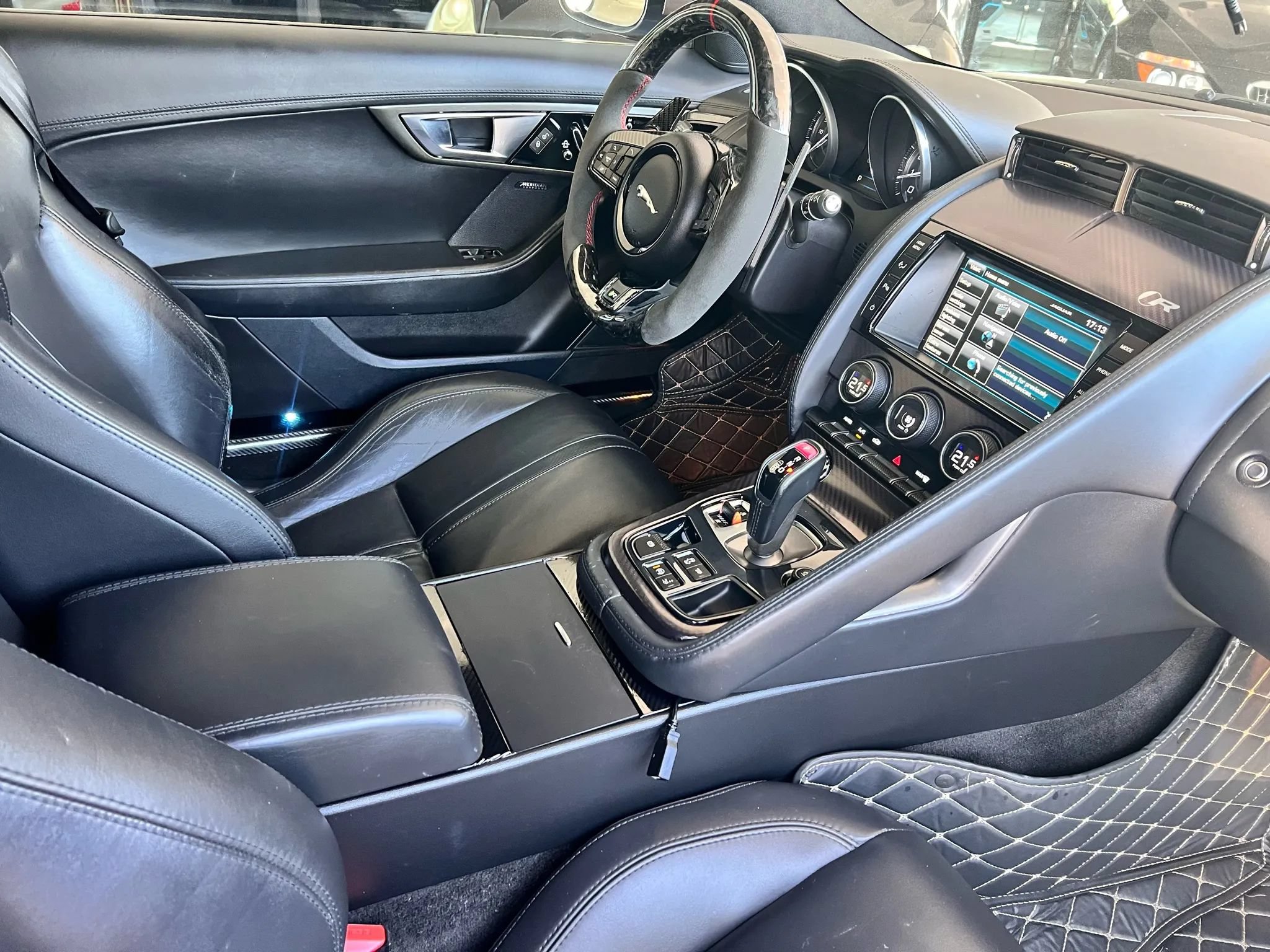 Used 2015 Jaguar F-TYPE R RWD image 9