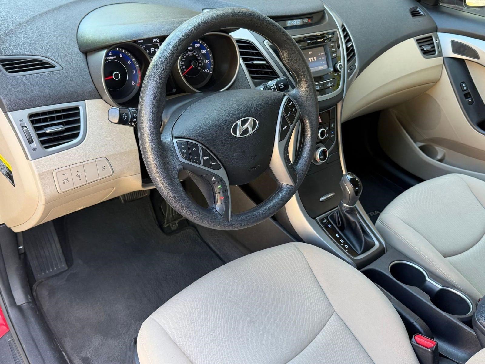 Used 2015 Hyundai Elantra SE w/ Option Group 02 FWD image 4