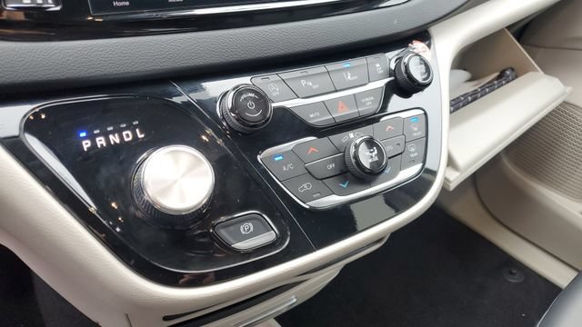 Certified 2024 Chrysler Pacifica Touring-L image 17
