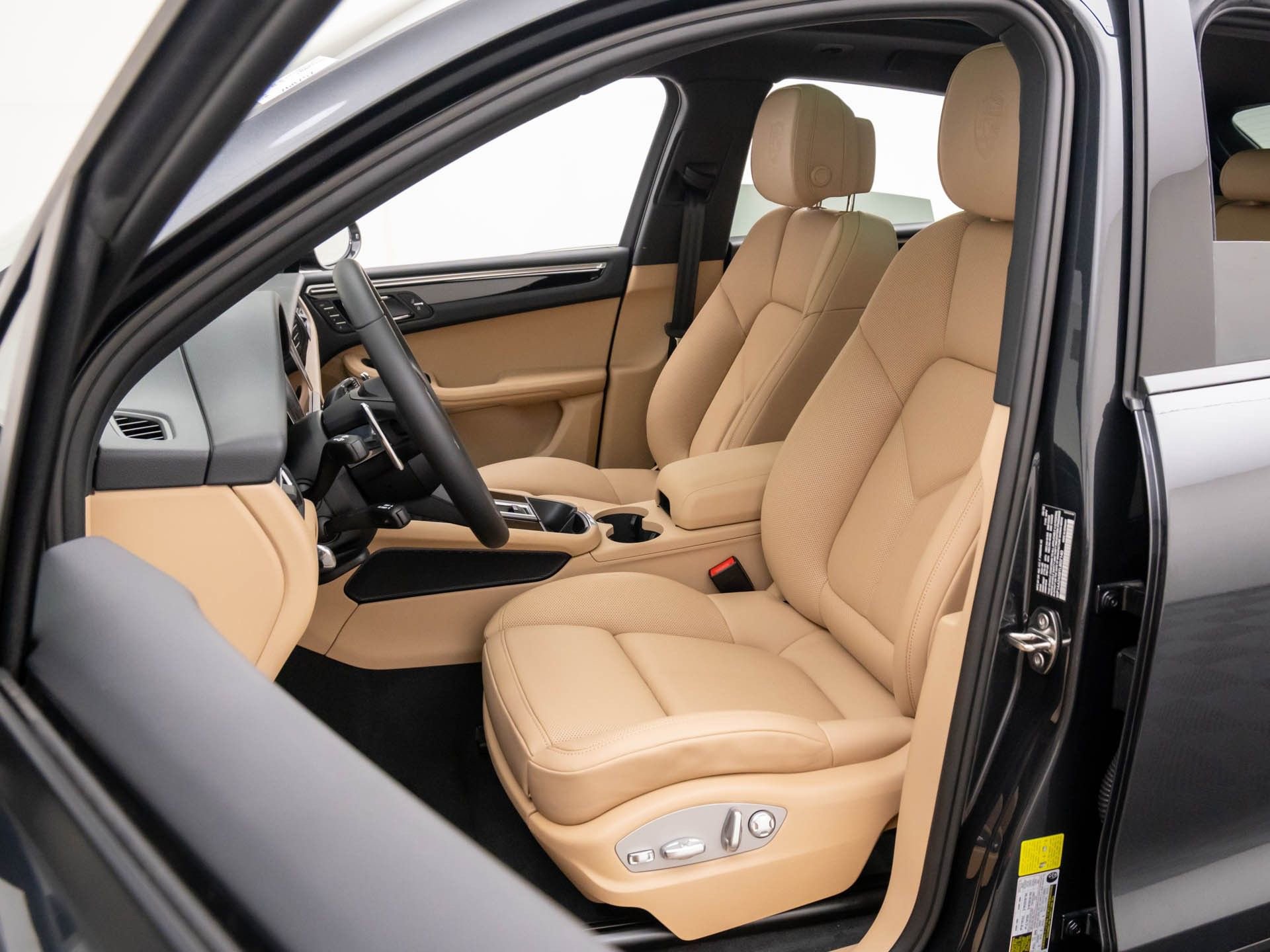 Certified 2025 Porsche Macan image 5