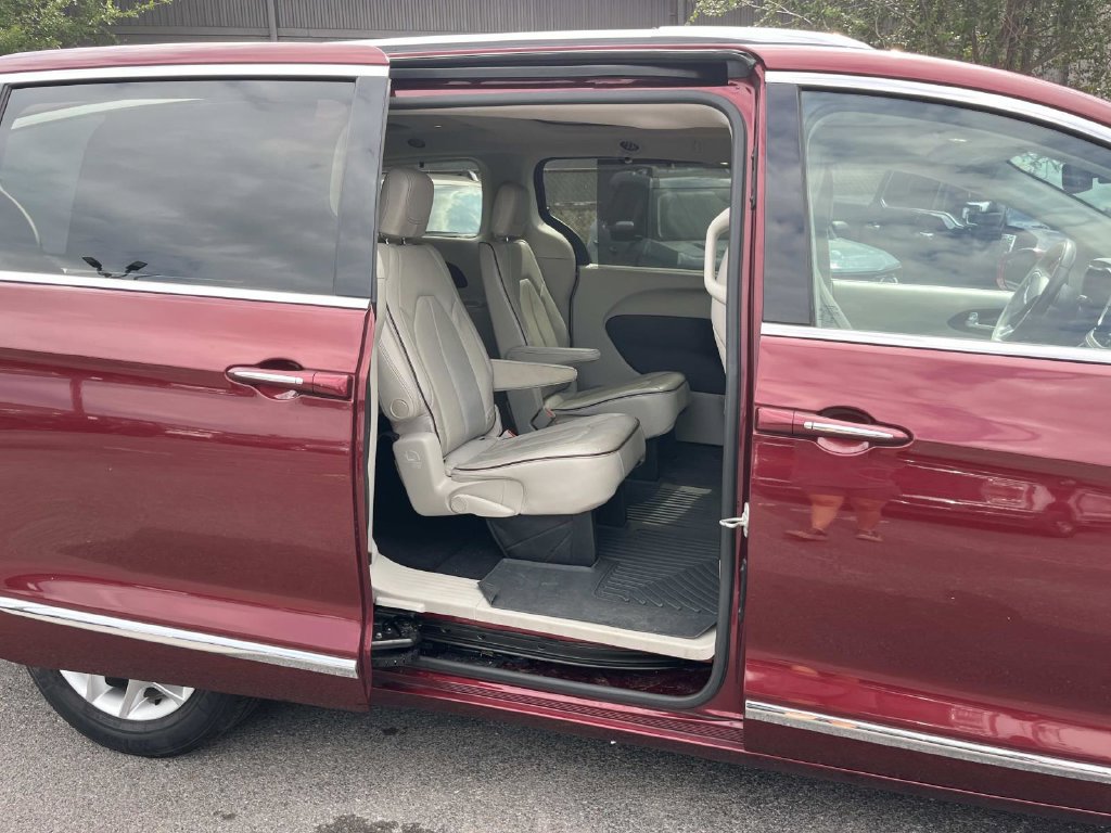 Used 2020 Chrysler Pacifica Limited FWD image 26