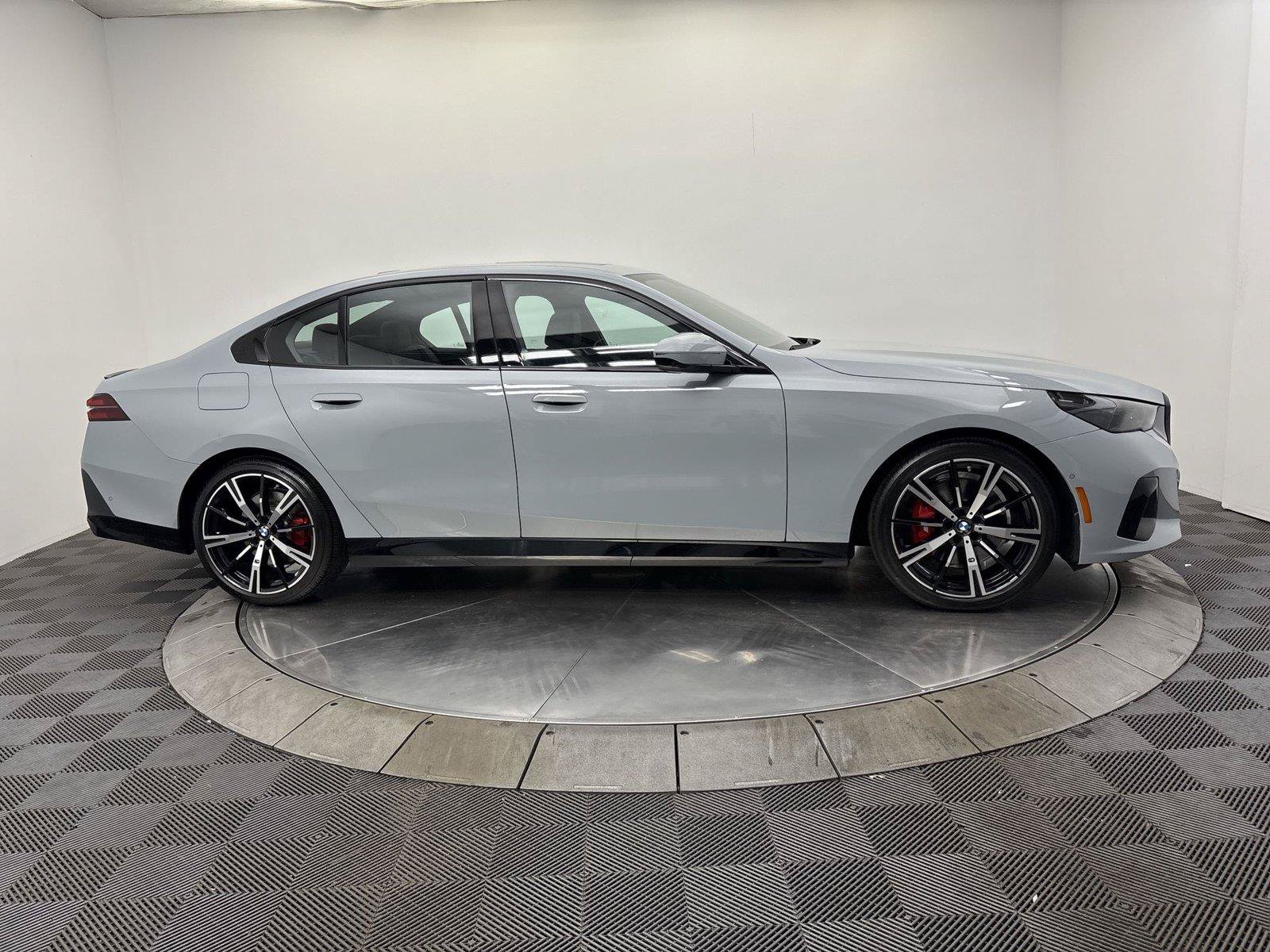 Used 2026 BMW 530i xDrive w/ M Sport Package AWD/4WD image 17