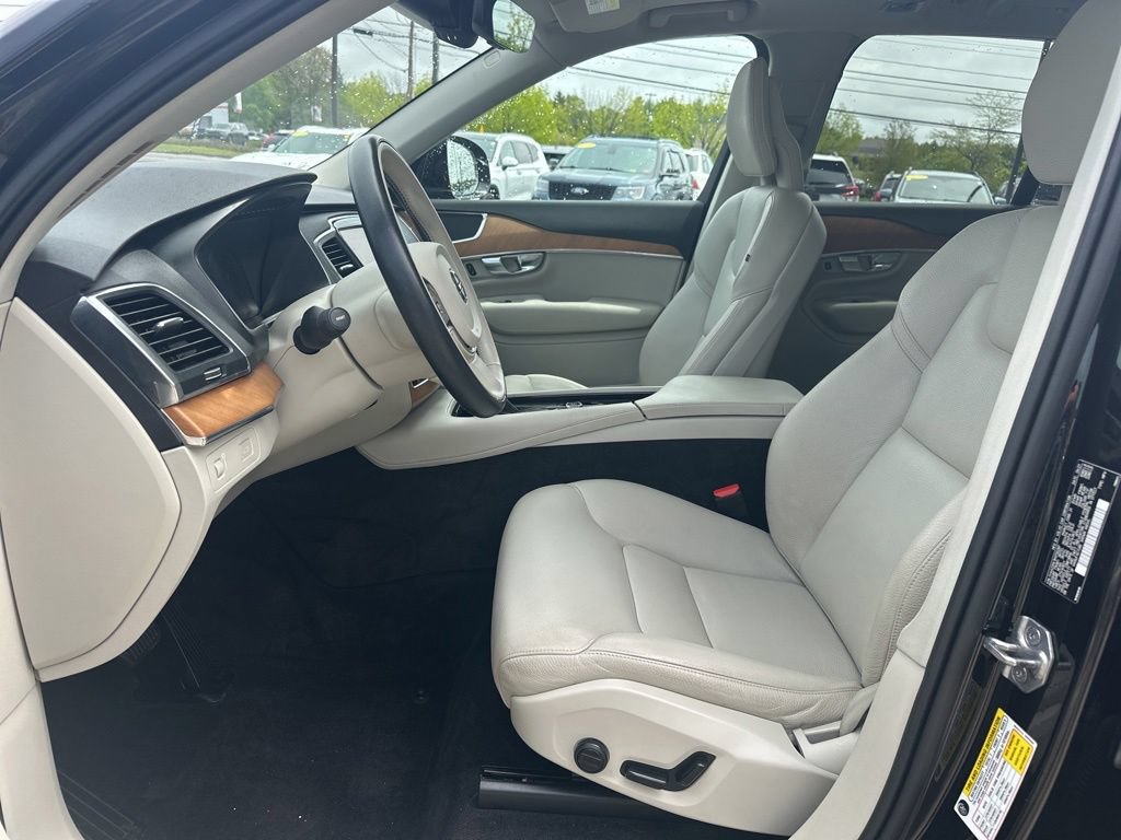 Used 2021 Volvo XC90 T6 Momentum w/ Climate Package AWD/4WD image 12