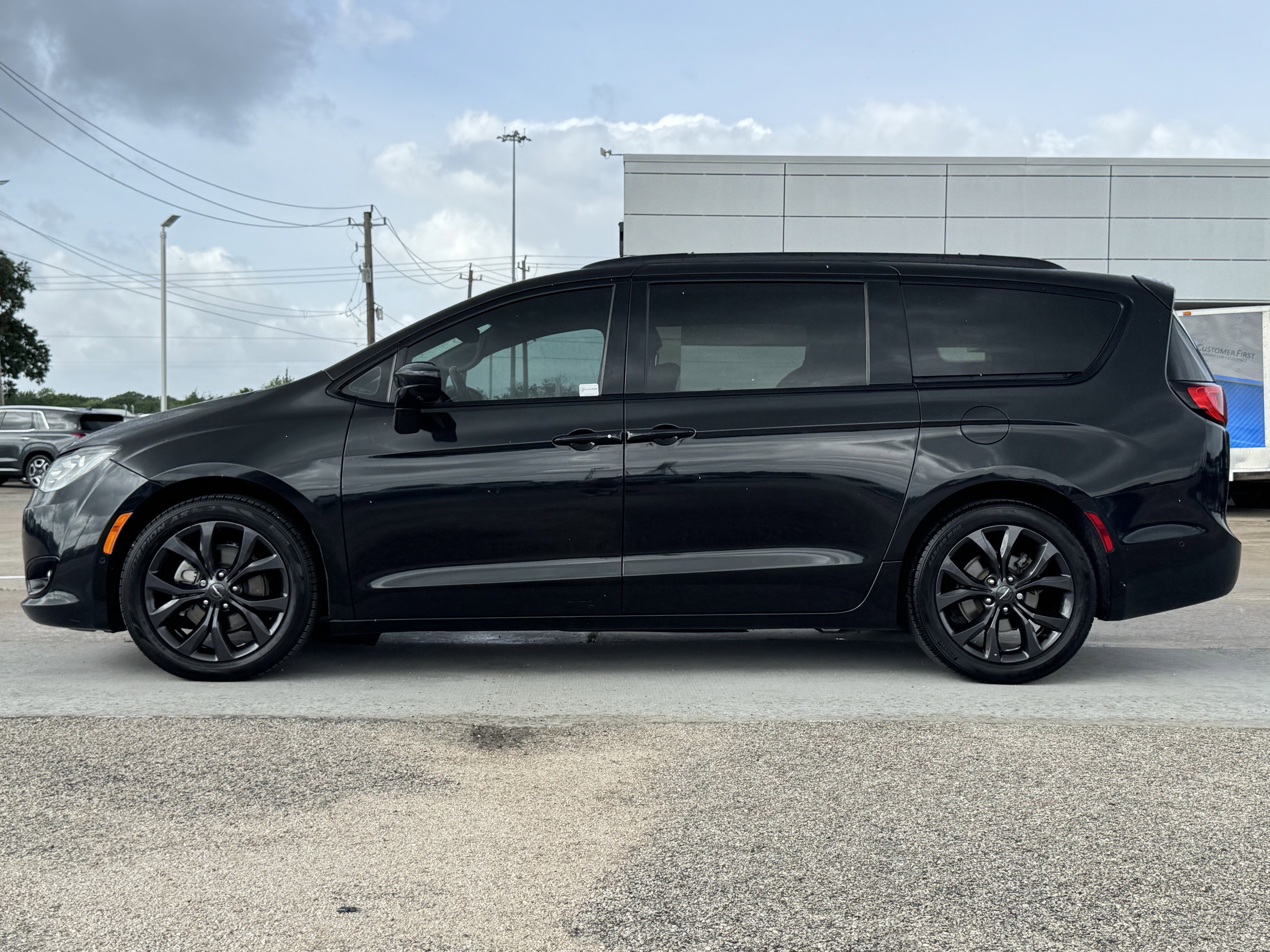 Used 2019 Chrysler Pacifica Touring-L Plus w/ Advanced Safetytec Group FWD image 7