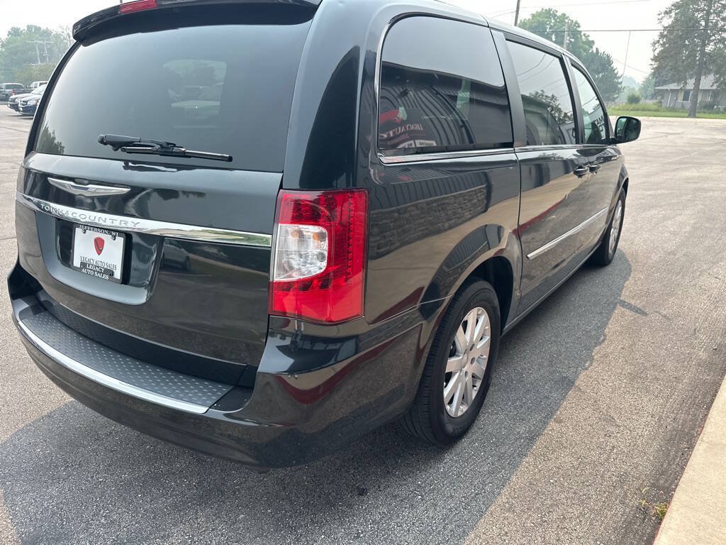 Used 2014 Chrysler Town & Country Touring FWD image 4