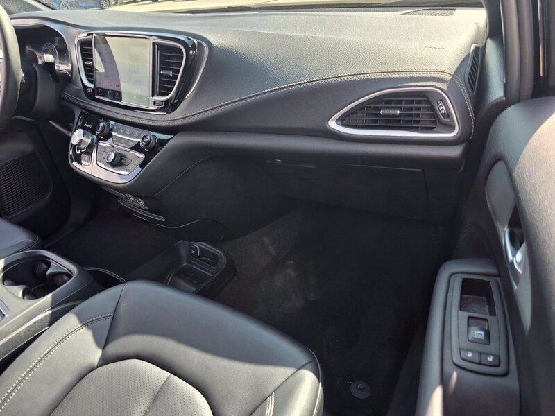 Used 2024 Chrysler Pacifica Touring-L w/ S Appearance Package AWD/4WD image 18