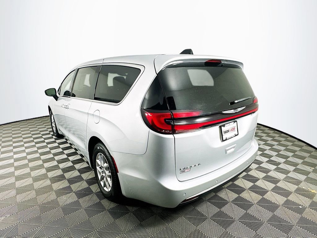 Certified 2024 Chrysler Pacifica Touring-L image 7