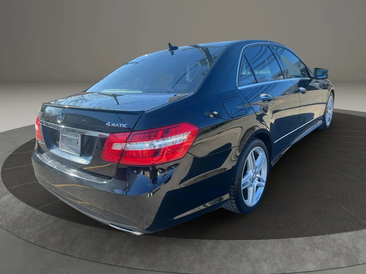 Used 2013 Mercedes-Benz E 550 4MATIC Sedan image 4