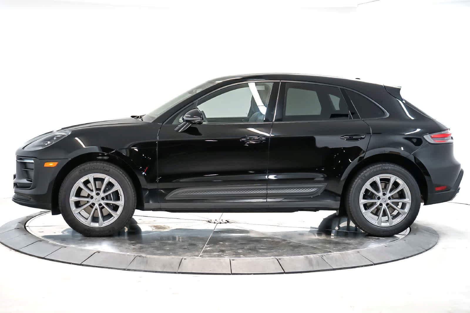 Certified 2026 Porsche Macan AWD/4WD image 2