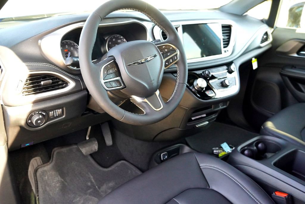 New 2026 Chrysler Pacifica Select image 9