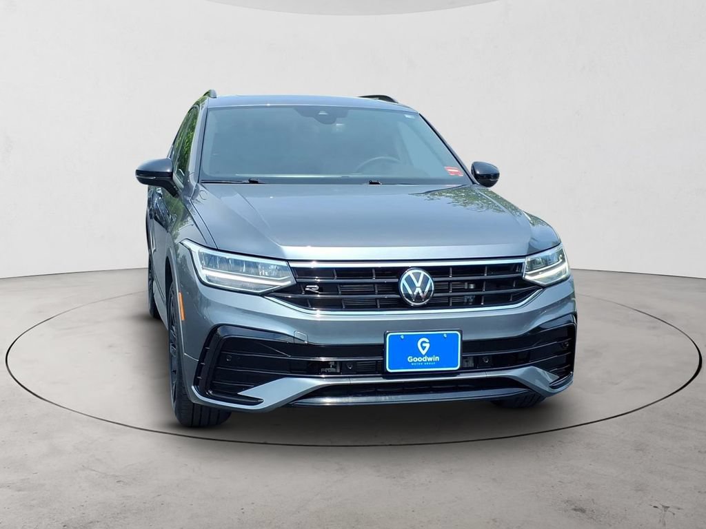 Used 2024 Volkswagen Tiguan SE R-Line AWD/4WD image 2