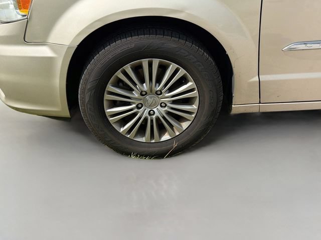 Used 2014 Chrysler Town & Country Touring-L FWD image 15