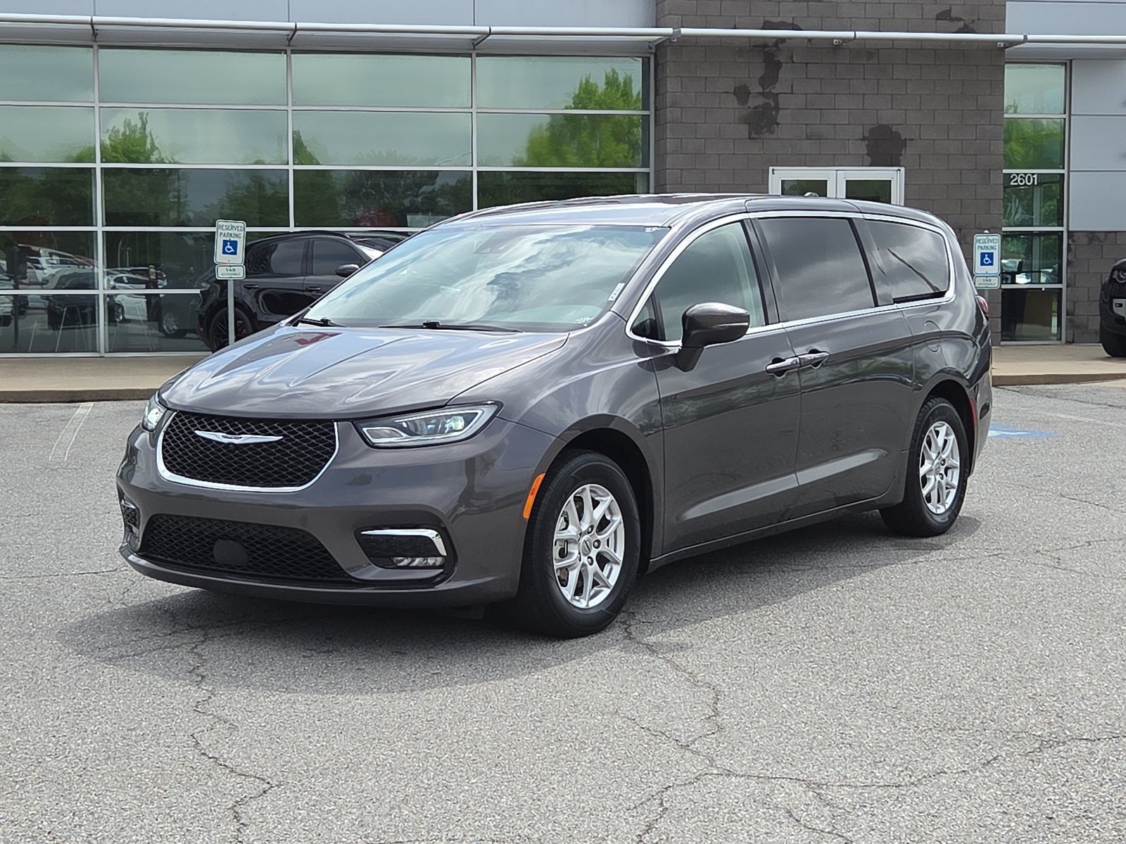 Used 2023 Chrysler Pacifica Touring-L FWD image 2