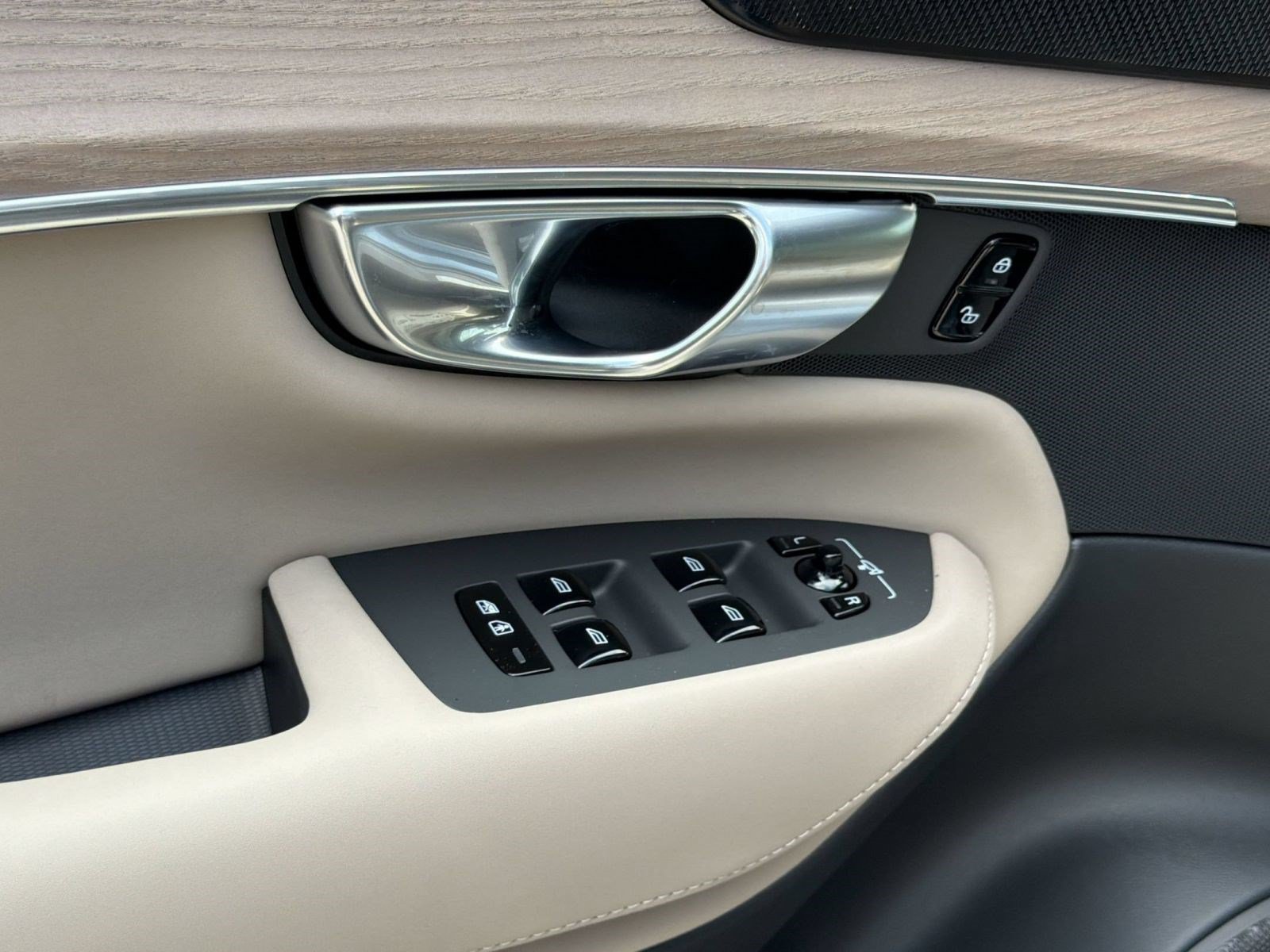 New 2026 Volvo XC90 B6 Plus w/ Protection Package Premier AWD/4WD image 26