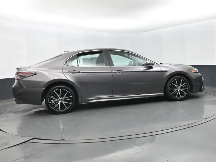 Used 2023 Toyota Camry SE FWD image 4