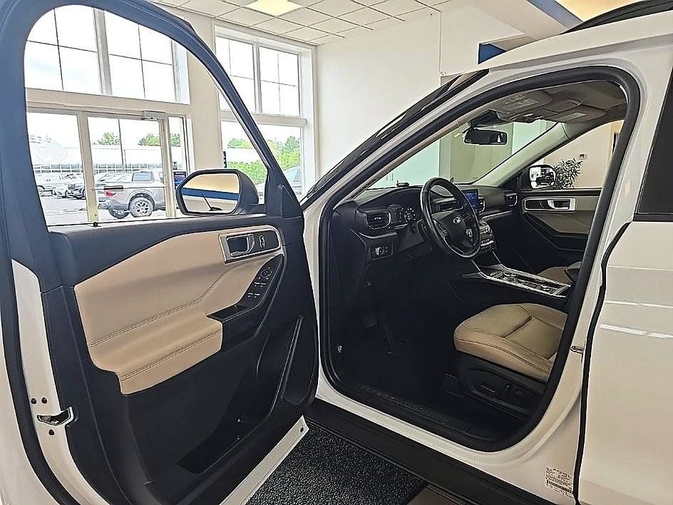 Used 2020 Ford Explorer XLT w/ Equipment Group 202A AWD/4WD image 11