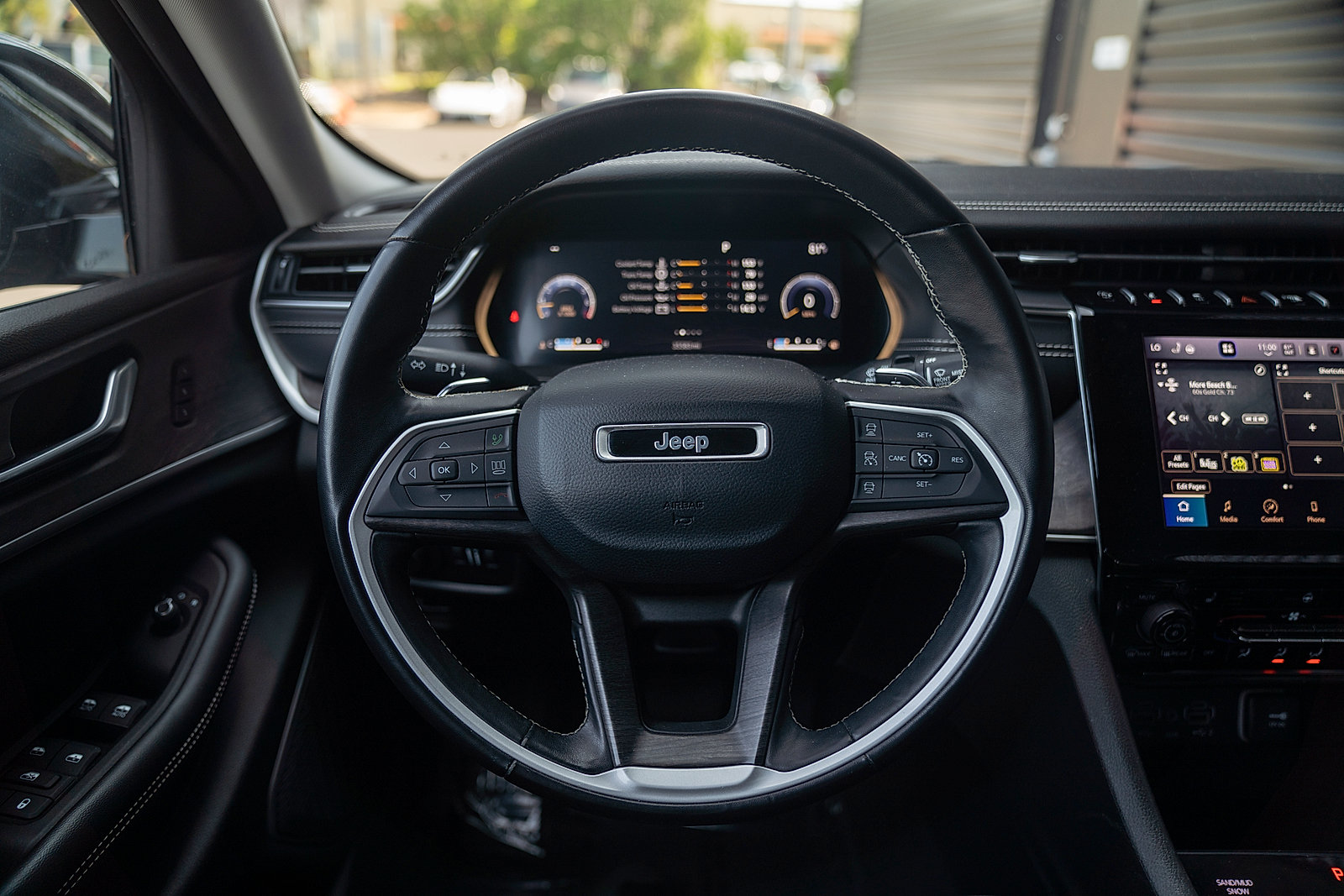 Used 2022 Jeep Grand Cherokee Limited AWD/4WD image 6
