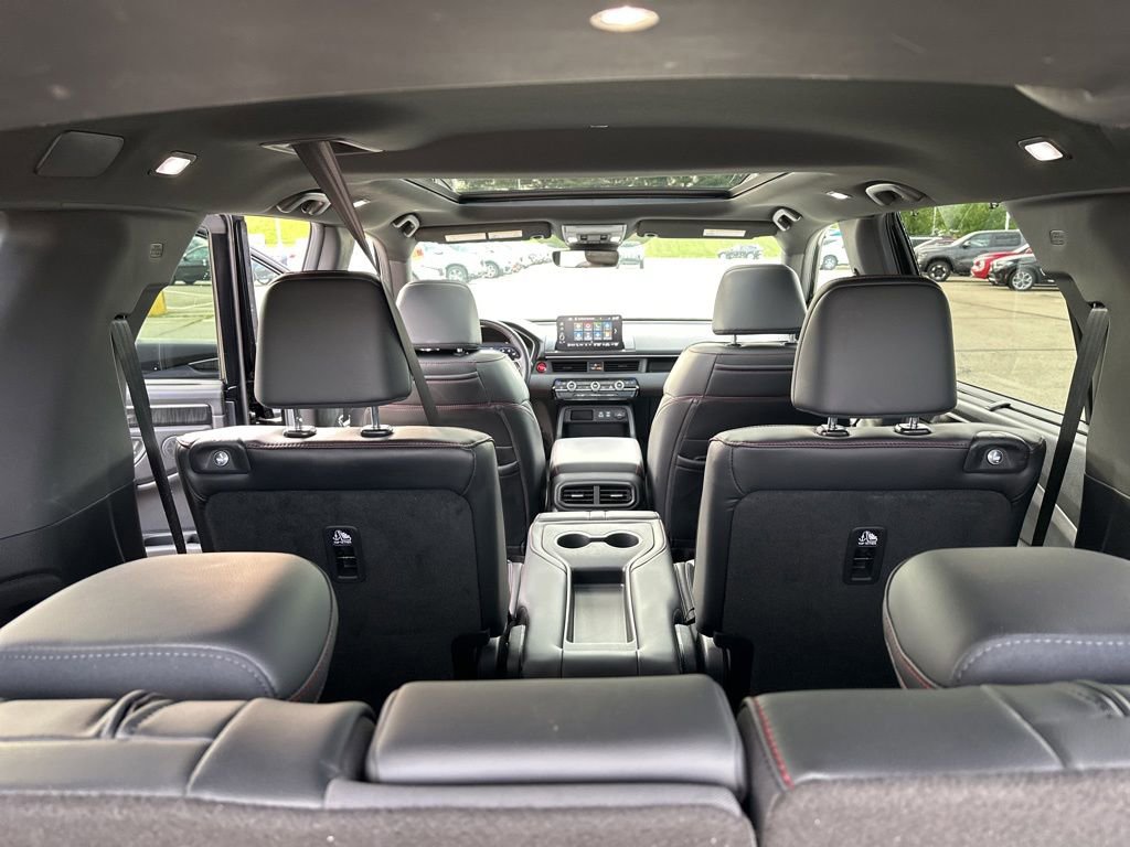 Used 2025 Honda Pilot Black Edition image 9