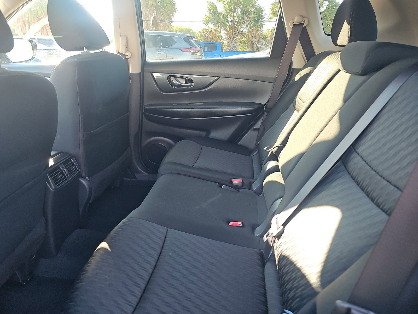 Used 2018 Nissan Rogue SV w/ Premium Package image 14