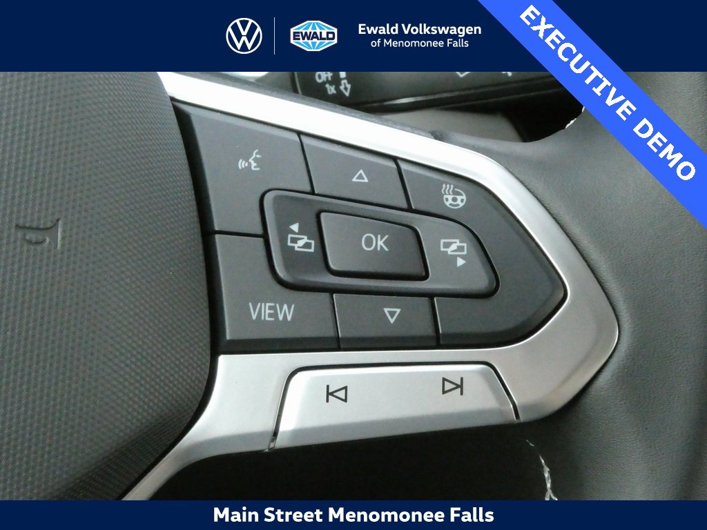 Certified 2025 Volkswagen Taos SE image 12