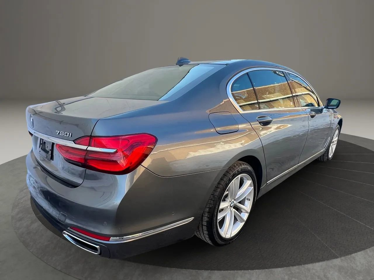 Used 2016 BMW 750i xDrive 750i xDrive Sedan 4D image 5