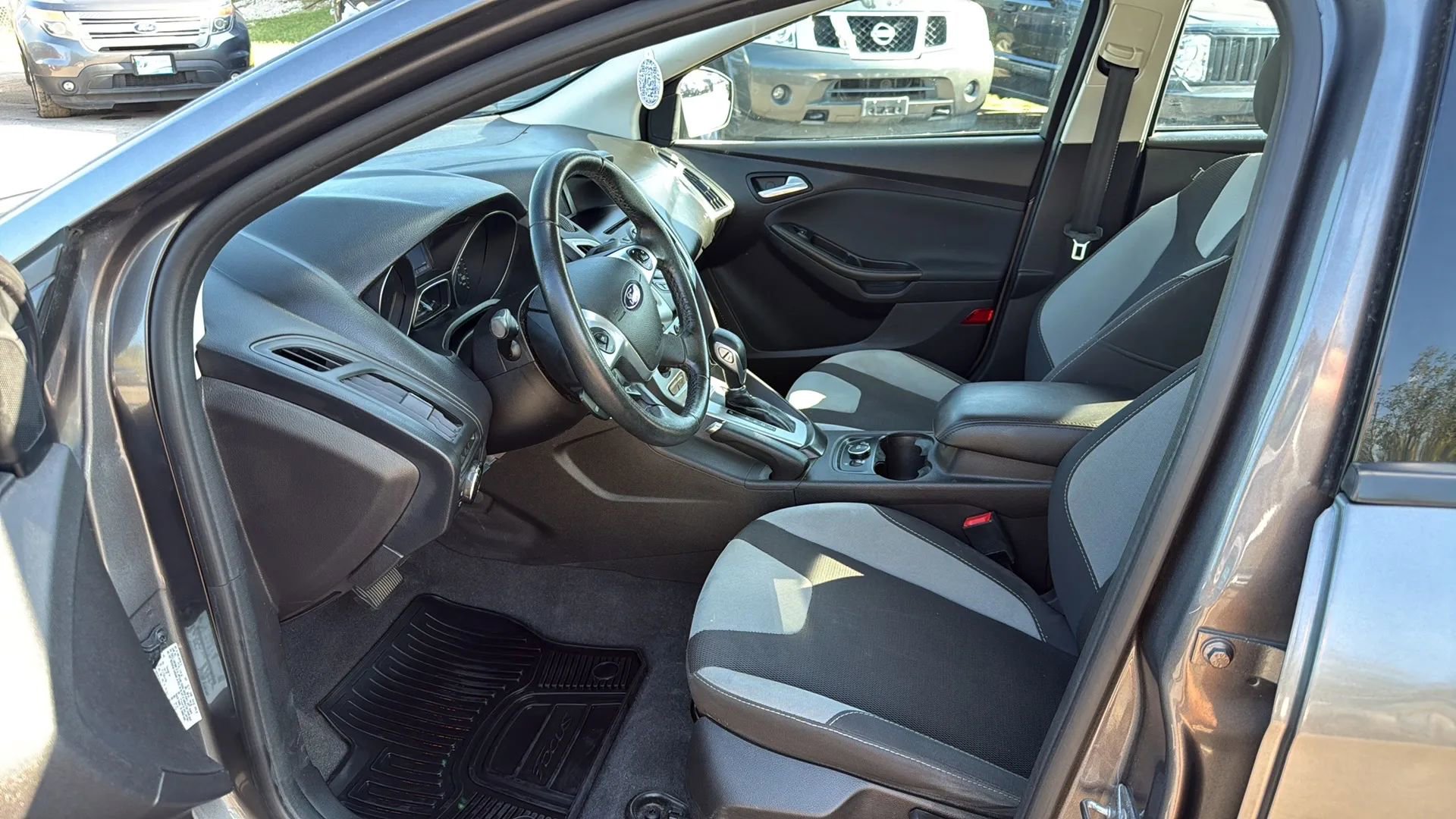 Used 2014 Ford Focus SE w/ SE Sport Package FWD image 2