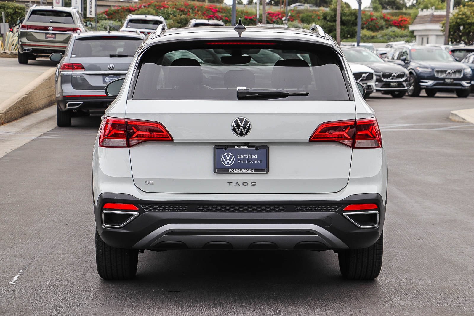 Used 2023 Volkswagen Taos SE w/ Panoramic Sunroof Package FWD image 8