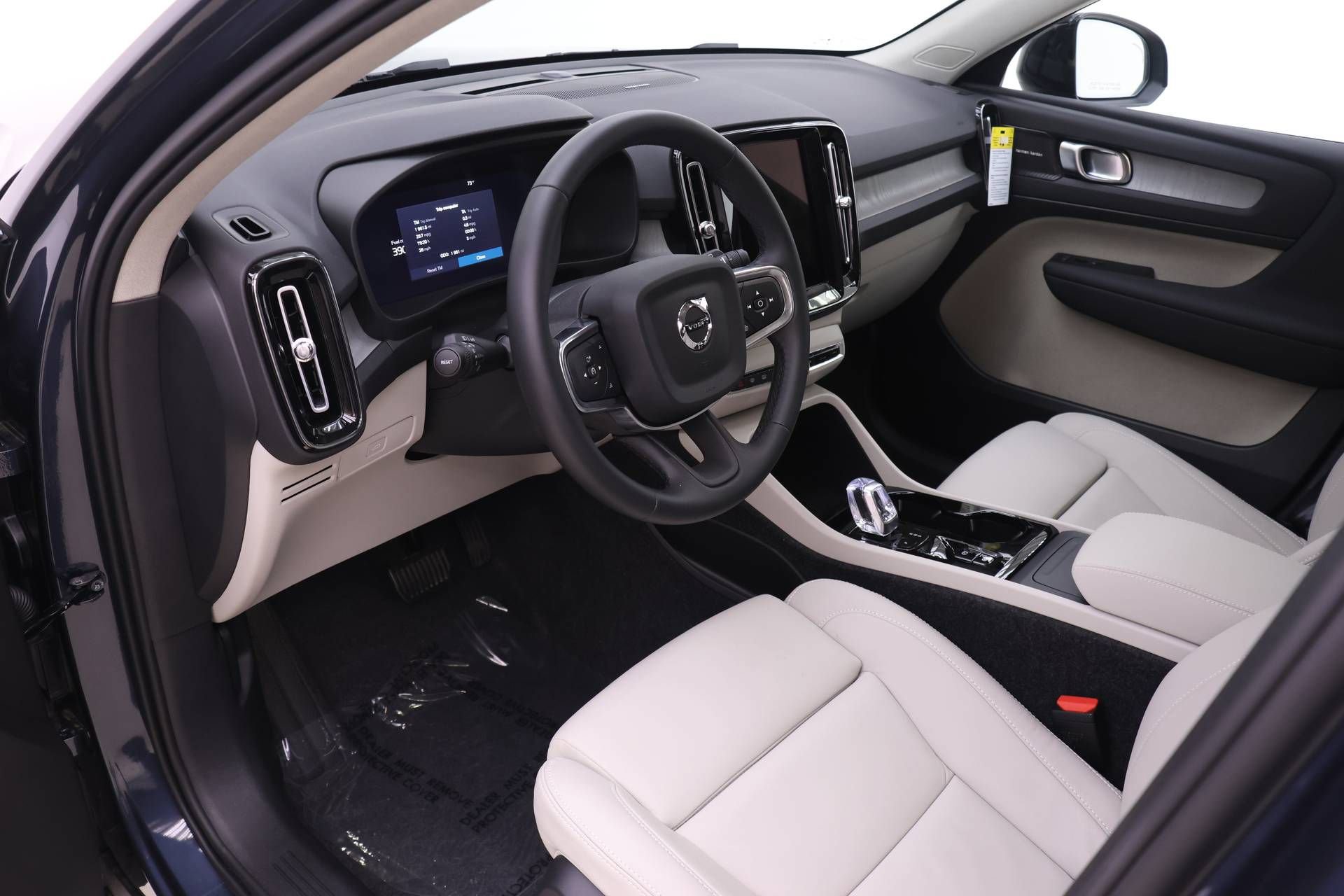New 2026 Volvo XC40 B5 Plus w/ Protection Package Premier AWD/4WD image 6