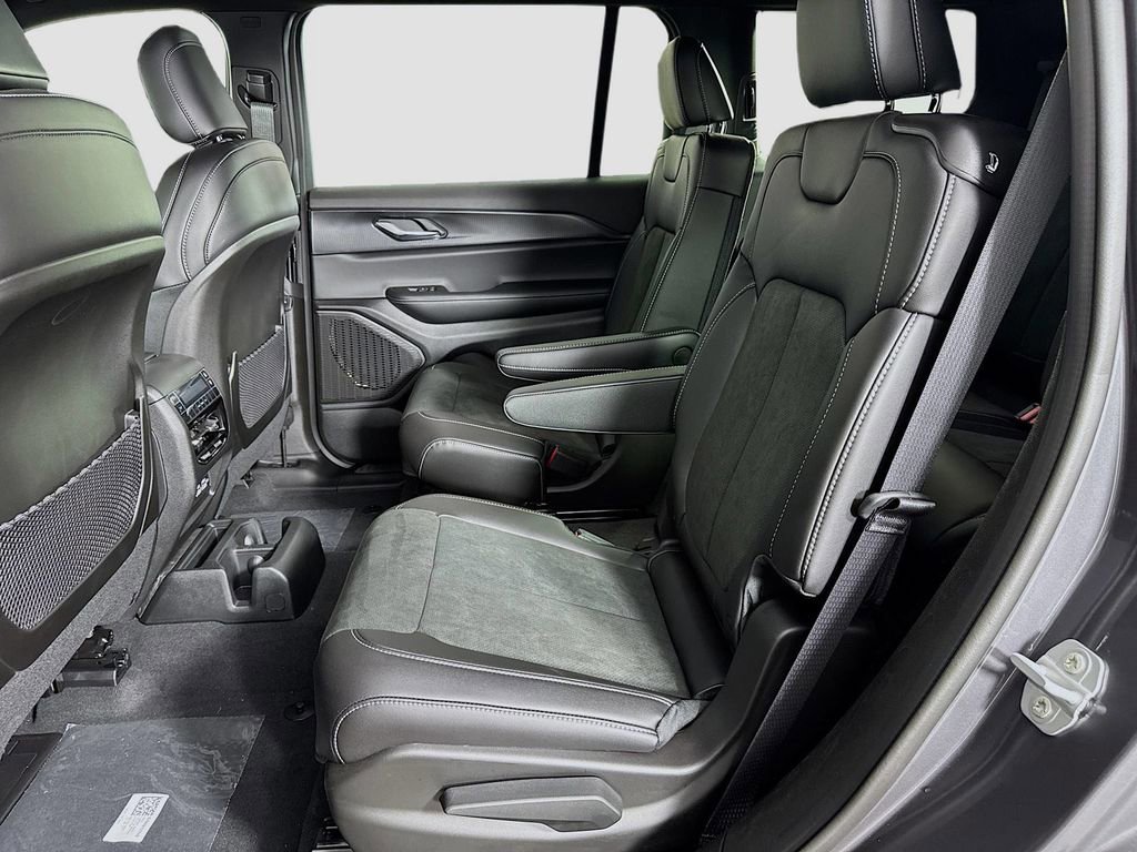 New 2025 Jeep Grand Cherokee L Laredo image 11