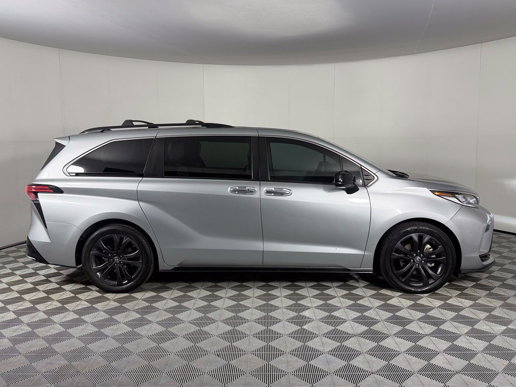 Used 2022 Toyota Sienna XSE w/ XSE Plus Package FWD image 6