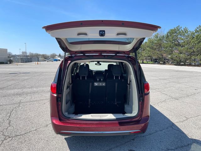 Used 2017 Chrysler Pacifica Touring-L w/ Tire & Wheel Group FWD image 19