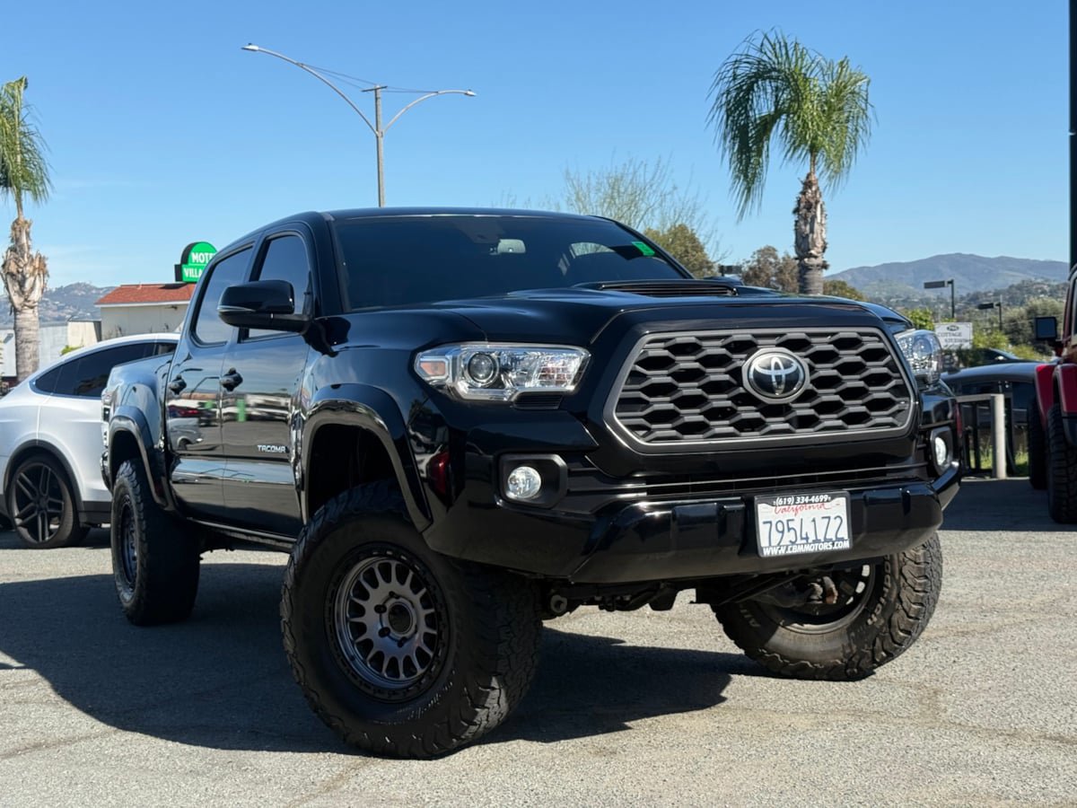 Used 2020 Toyota Tacoma TRD Sport w/ Technology Package RWD image 2
